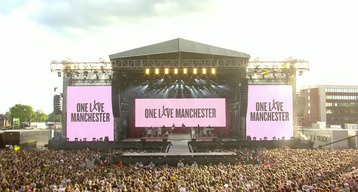 criticalminaj's tweet photo. 22 angels are shining down on Manchester tonight. #OneLoveManchester https://t.co/C27FSszDe2