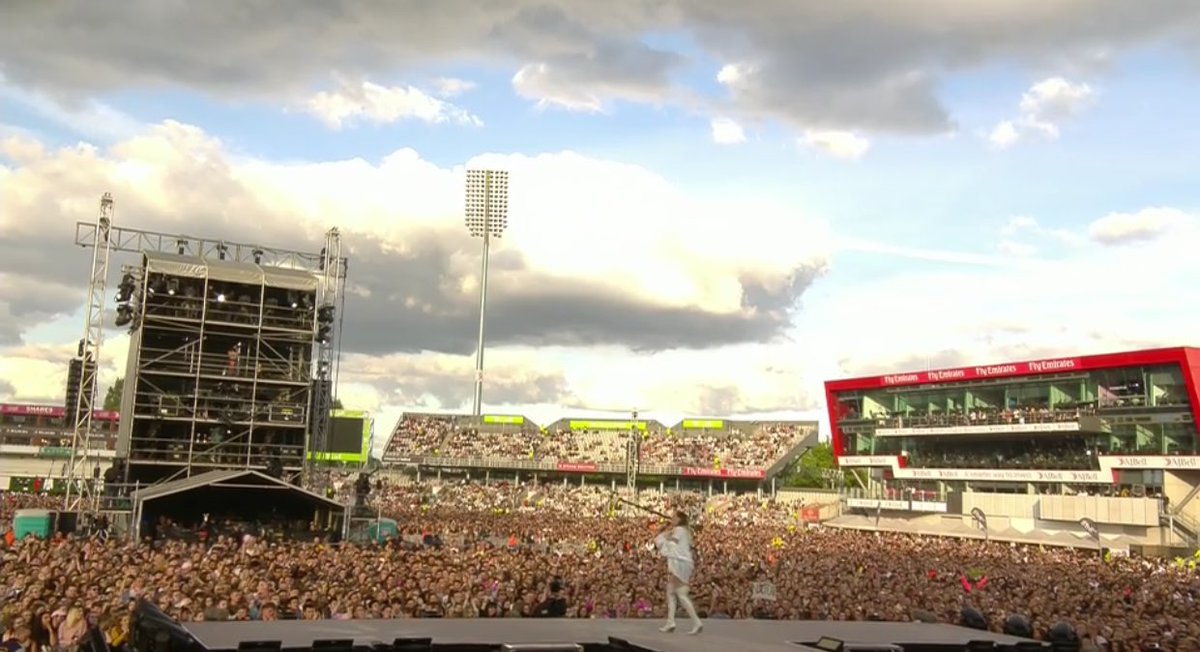 criticalminaj's tweet photo. 22 angels are shining down on Manchester tonight. #OneLoveManchester https://t.co/C27FSszDe2