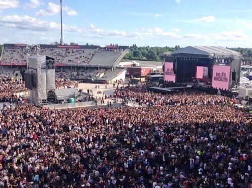 ValerioDeC's tweet photo. #Manchester's people response to terrorism.
Fear doesn't win

#OneLoveManchester concert https://t.co/w4FW0MwPrg