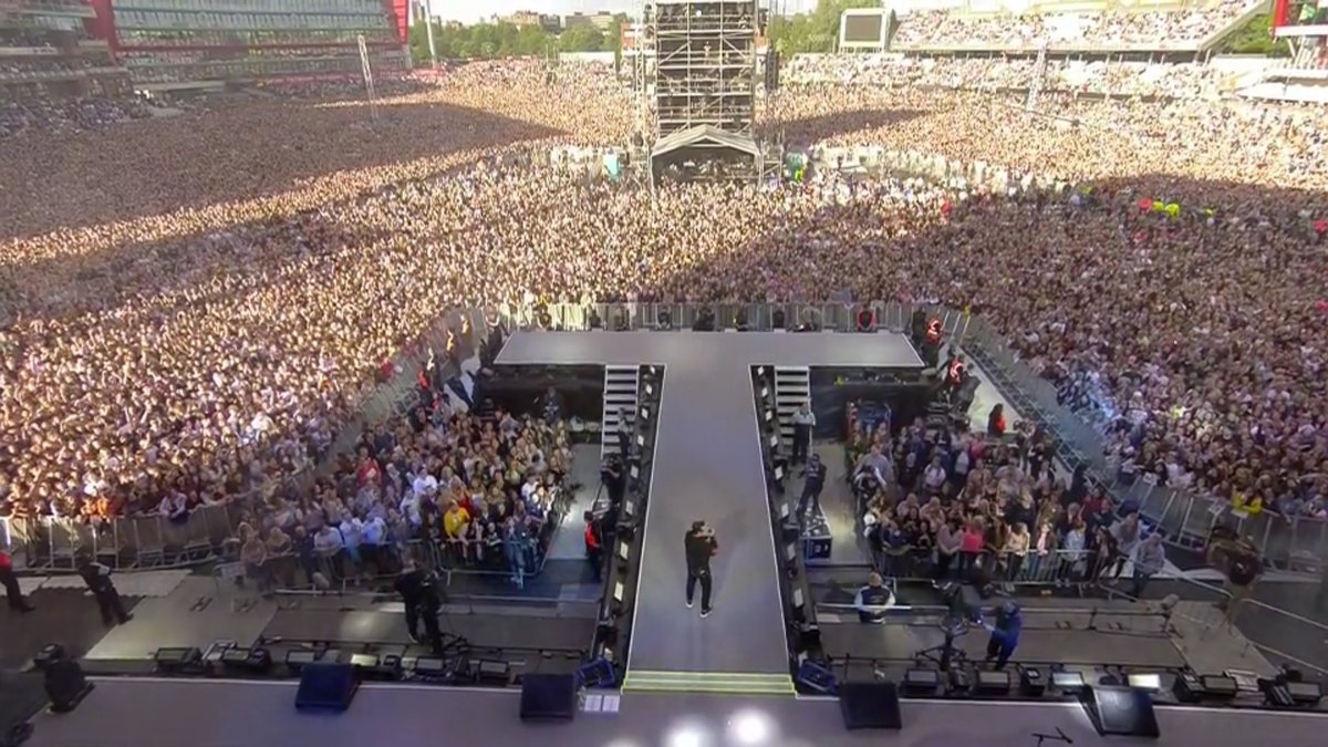 ValerioDeC's tweet photo. #Manchester's people response to terrorism.
Fear doesn't win

#OneLoveManchester concert https://t.co/w4FW0MwPrg