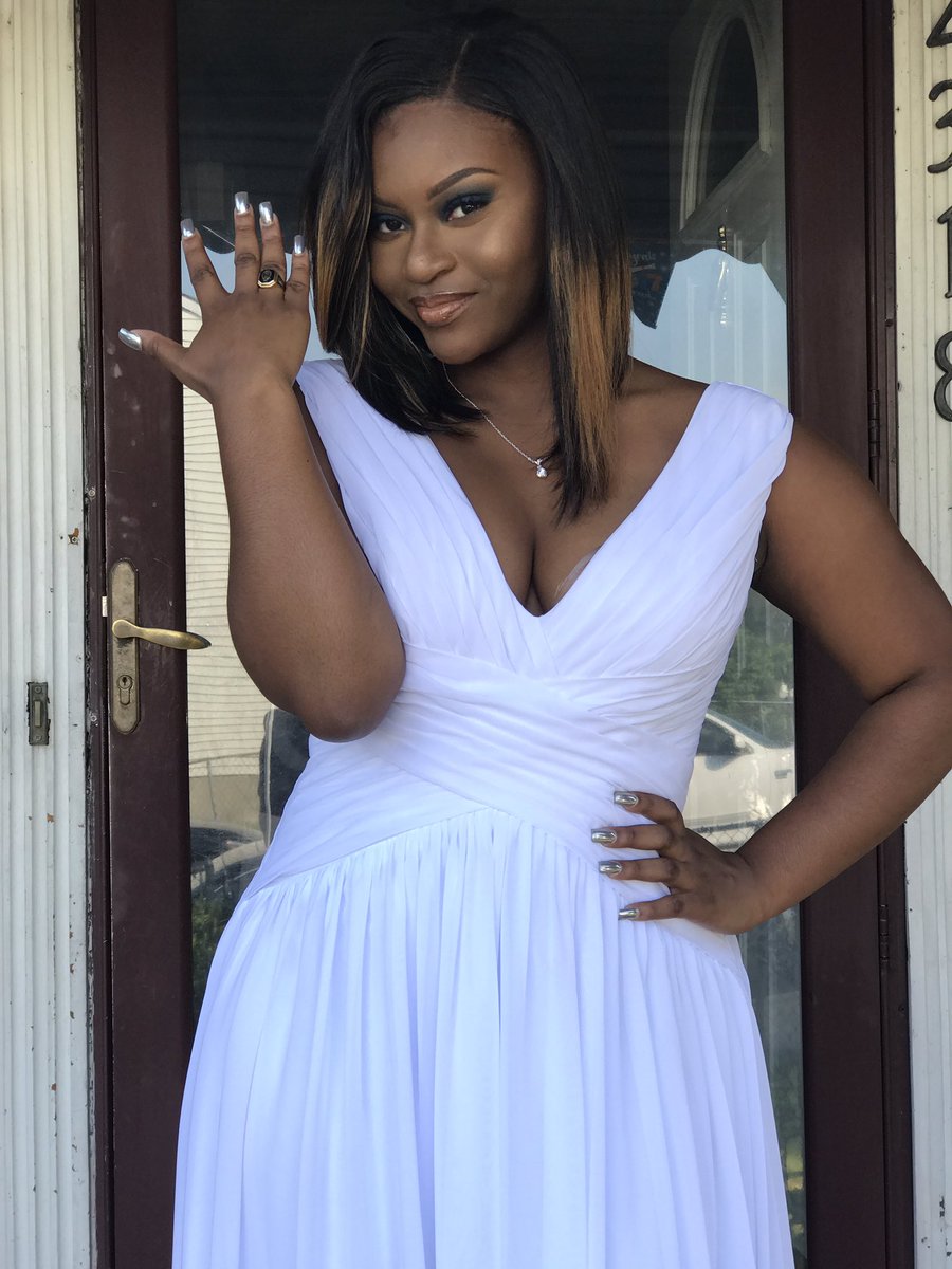 bvssy17's tweet image. babygirl, you did it 🎓✨ #2k17Graduation #PolyAlumni 🔹🔸