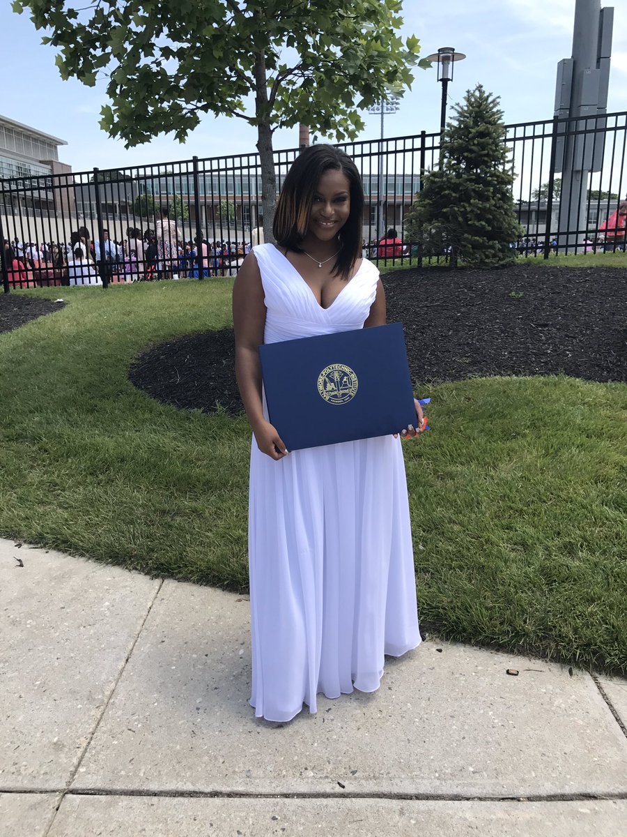 bvssy17's tweet image. babygirl, you did it 🎓✨ #2k17Graduation #PolyAlumni 🔹🔸