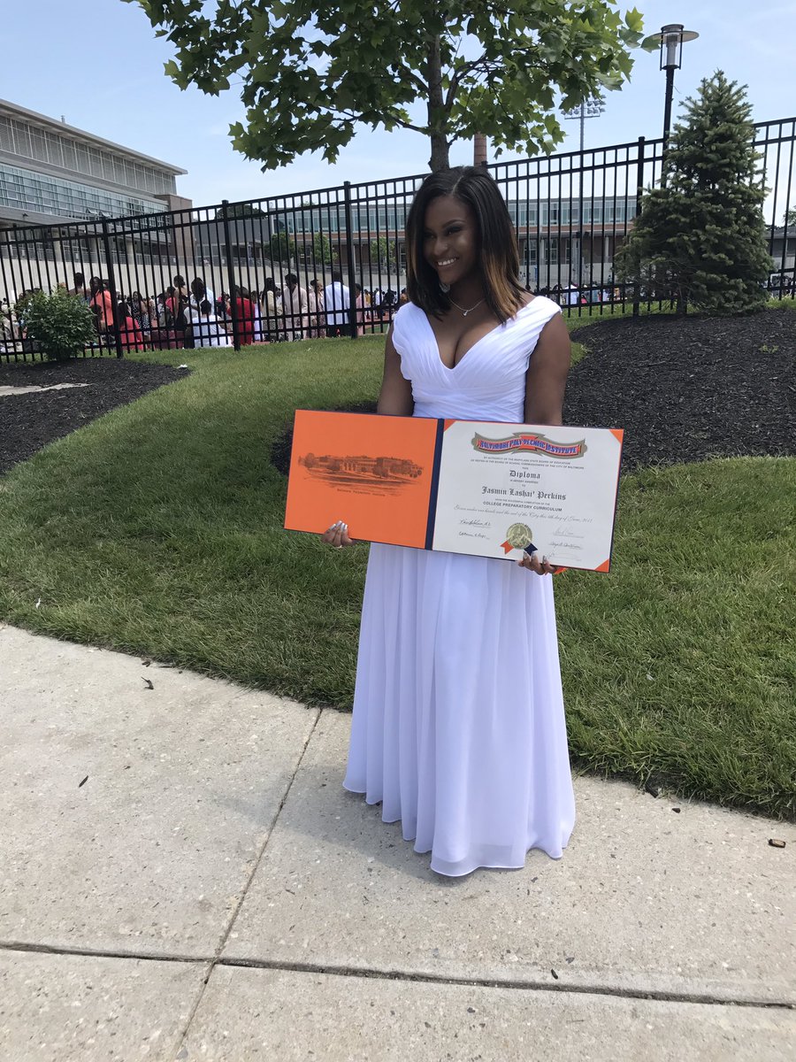 bvssy17's tweet image. babygirl, you did it 🎓✨ #2k17Graduation #PolyAlumni 🔹🔸