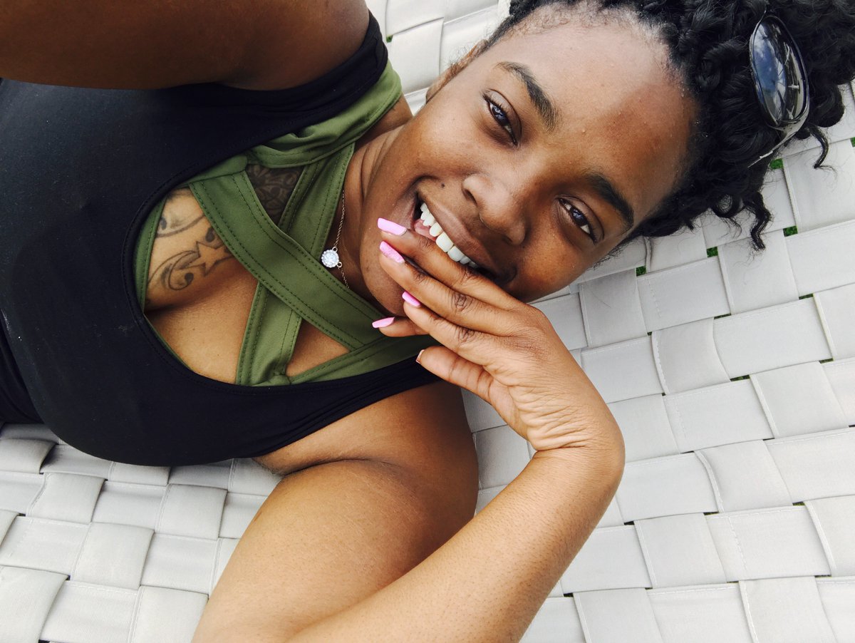 Chanel_Monay's tweet photo. Laid out on the hammick.... yeah we poolside again 😩😂 #PoolBums https://t.co/9sW6ATh3Ih