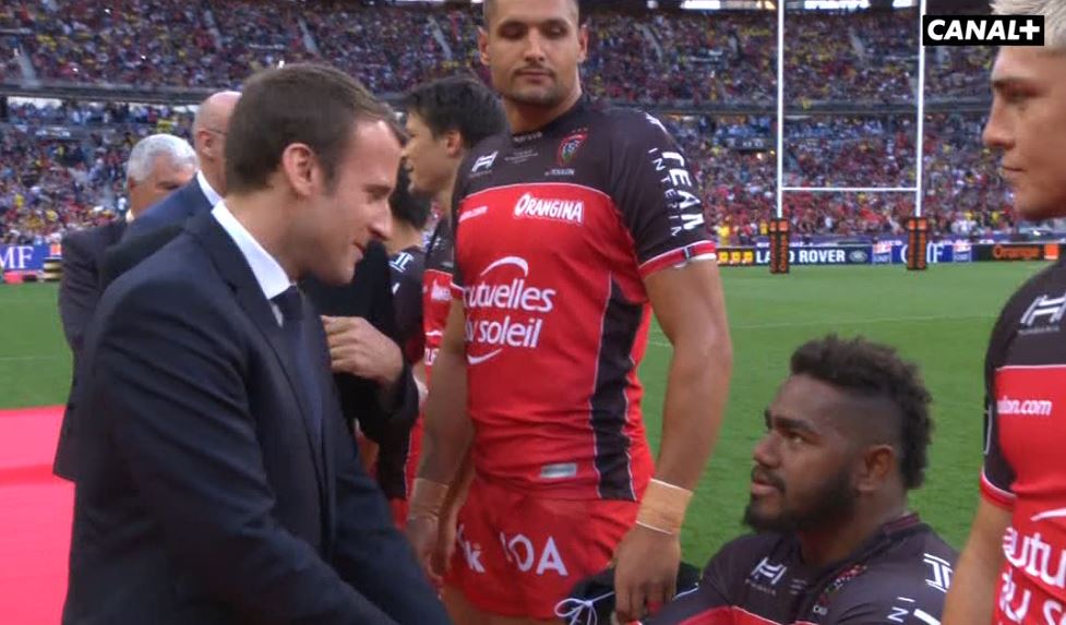 RugbyramaFR's tweet photo. VIDEO - Pour montrer leur respect au président Macron, les Fidjiens se sont agenouillés devant lui https://t.co/CS3JuOpL32 #ASMRCT #Top14 https://t.co/rpBr8FXZEq