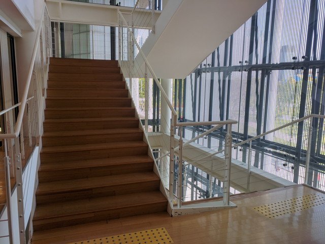 コスプレnews プラザ平成の撮影スポットのひとつは 明るい屋内階段 です やや下から あるいは上から見下ろすような角度からでも撮影ができます 階段室もガラス壁なのでとても明るいのが特徴です コスプレ博inプラザ平成