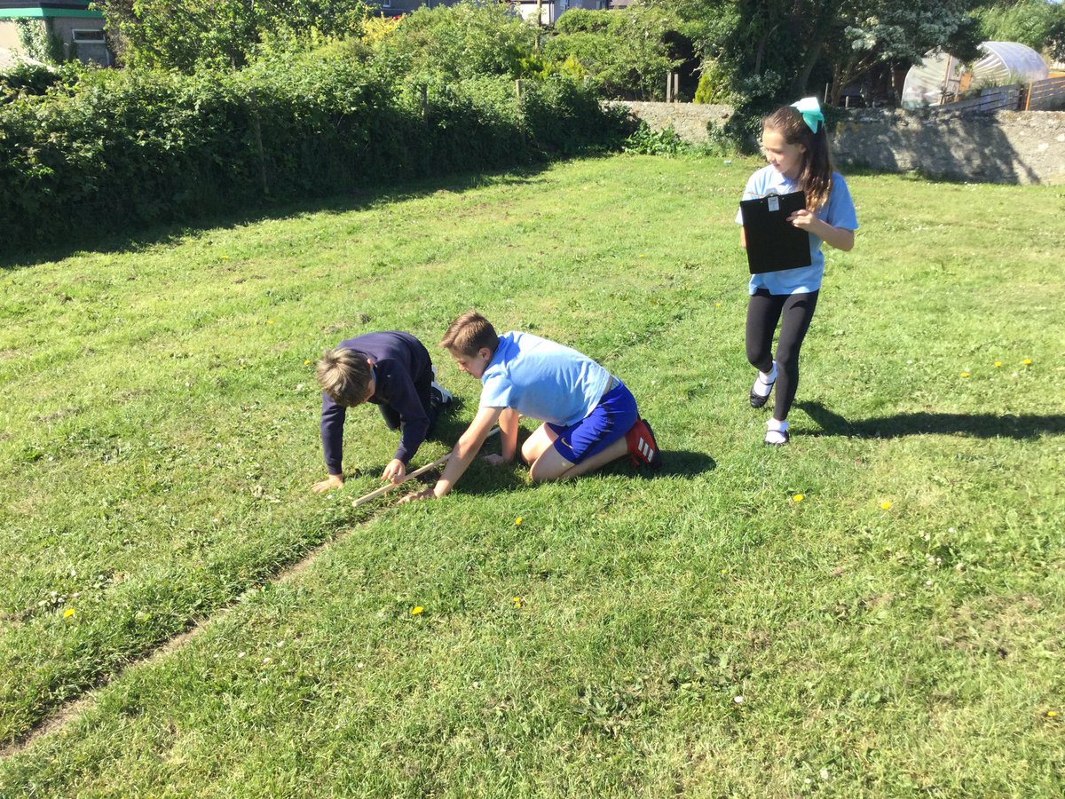 ysgolfali's tweet photo. Plant Bl 5&amp;6 yn cael hwyl! Dysgu sut i weithio offer mesur i gyfrifo arwynebedd a pherimedr cae pel-droed yr ysgol #Anglesey #Wales https://t.co/7GjAZs9jTv