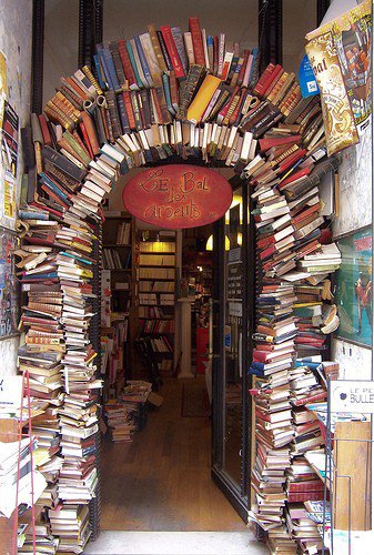 thelaceylondon's tweet photo. When a bookworm designs the entrance to a bookstore... 

😂📚😂📚😂 

#amwriting #amreading #ASMSG https://t.co/YOPTXZcpPa