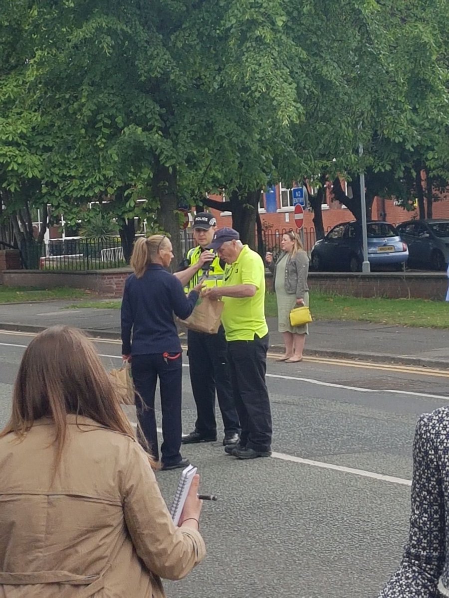 HitsTeesNews's tweet photo. .@tesco workers have been handing out free food to police and journalists outside the #OneLove gig! #Manchester https://t.co/lON06sUgmB