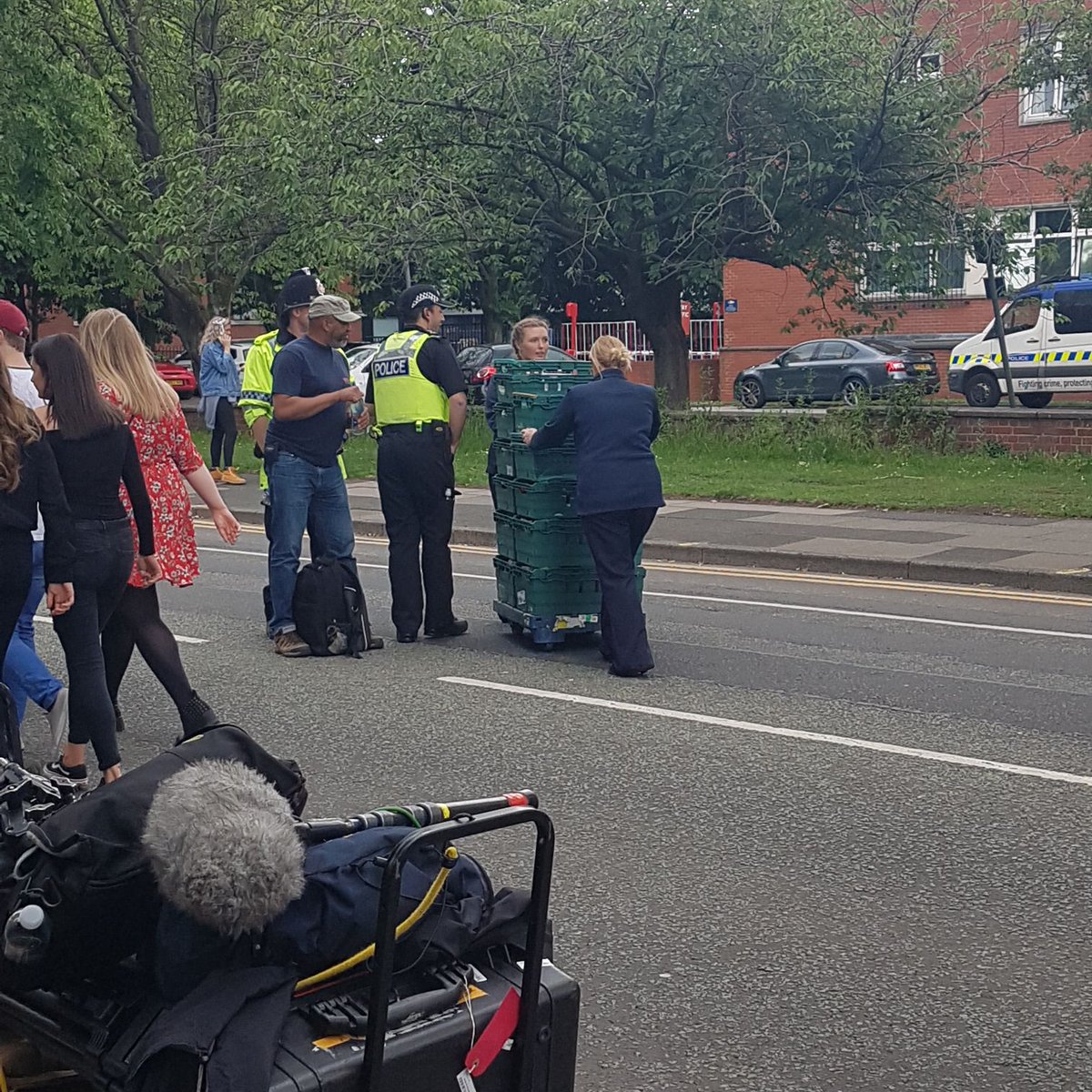 HitsTeesNews's tweet photo. .@tesco workers have been handing out free food to police and journalists outside the #OneLove gig! #Manchester https://t.co/lON06sUgmB