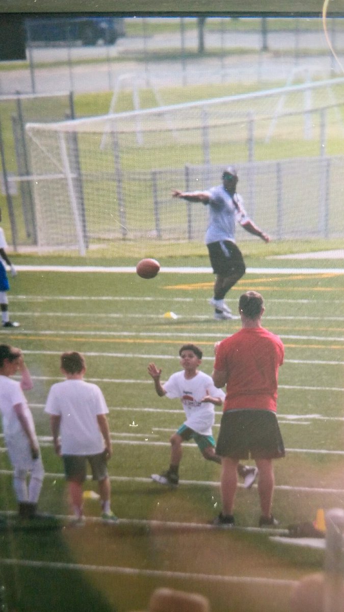 PublicHopeKC's tweet photo. Won't be seeing much of this next season. #alexsmith throwing passes to linebackers at the @HyVee @ProCamps day two, defense day. https://t.co/iRRGcqHC9m