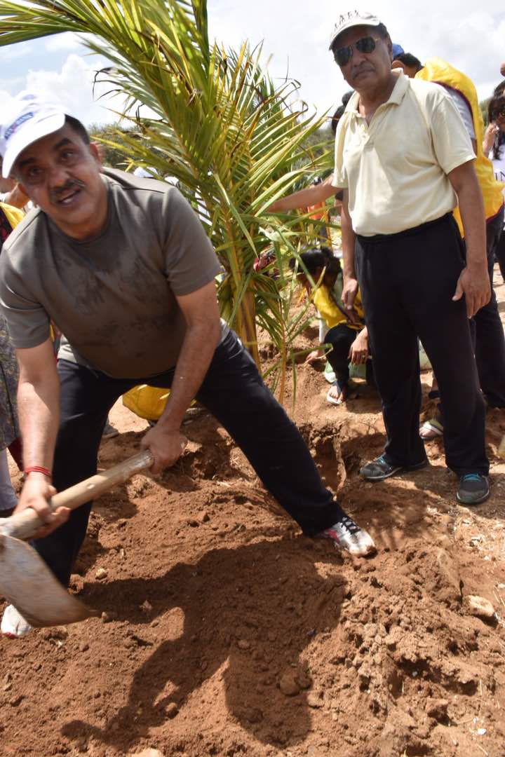 AfrozShah1's tweet photo. 500 trees on the beach .Thank you @LavekarBharati @AmeetSatam @atulpatne @PoojaB1972 @YESBANK @SHMShipcare @sanjaynirupam @ErikSolheim . https://t.co/2XEL6YB2WI