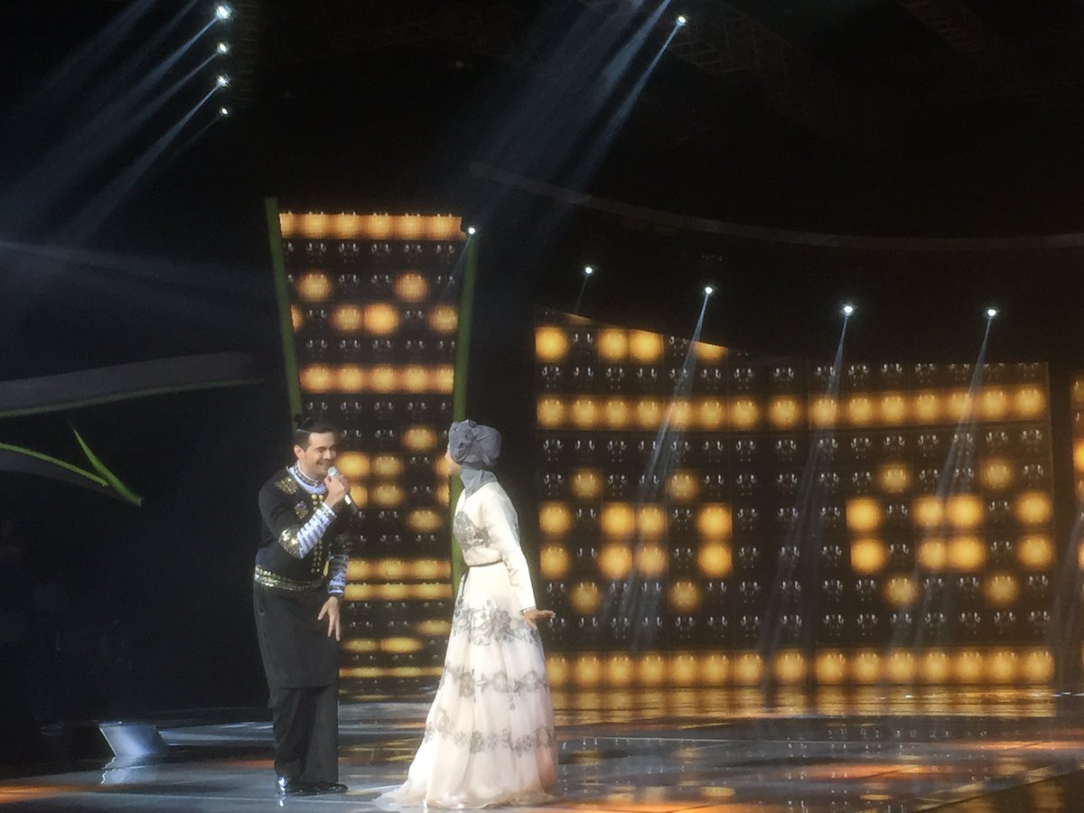 .<a href="/BENIQNO99/">Beniqno</a> ft. <a href="/indah_nevertari/">Indah Nevertari</a> membawakan lagu Pandangan Pertama. #FinalSunsilkHijabHunt