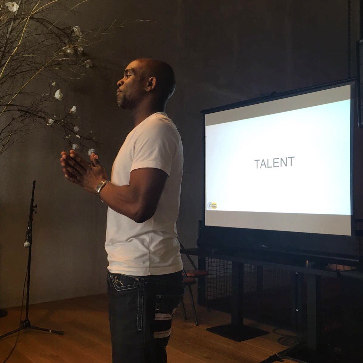 010sia's tweet photo. Workshop over de waarde van spoken word door @BLAXTAR_ @SPOKENFM @LuxorTheater #010SAYSITALL https://t.co/sdJ7TPu5Hw
