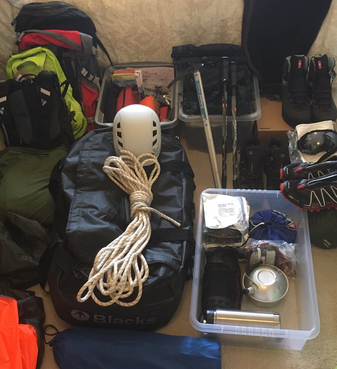 DavidSt96720899's tweet photo. #KitPrep for the next adventure #UfcAdventureSeries @toubkalwinter @vango @MONTANEuk @SalomonSports @Surfanic @Chamonix_France #athlete #run https://t.co/sVNqUAHaqK