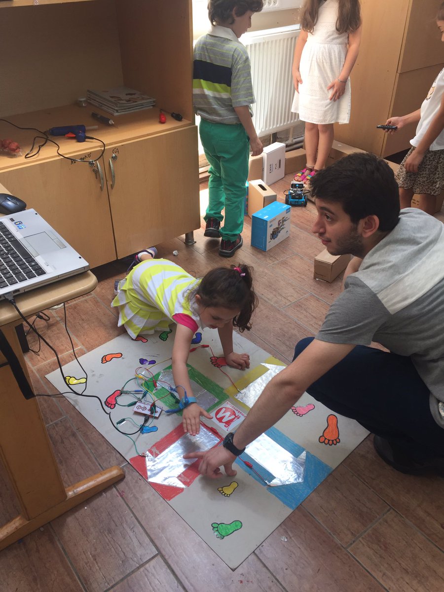 _zeynepkaymaz's tweet photo. @ielev Maker Fest'te minik öğrencilerimiz de birbirinden keyifli etkinliklere katıldılar #ielevmaker @merihbanu @emrah1101 @MakerCocuk https://t.co/eYWkKWtPnP