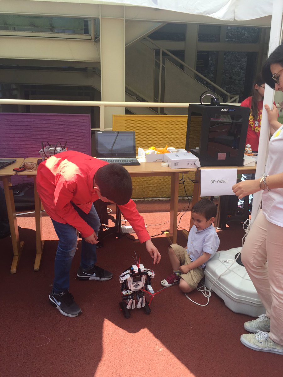 _zeynepkaymaz's tweet photo. @ielev Maker Fest'te minik öğrencilerimiz de birbirinden keyifli etkinliklere katıldılar #ielevmaker @merihbanu @emrah1101 @MakerCocuk https://t.co/eYWkKWtPnP
