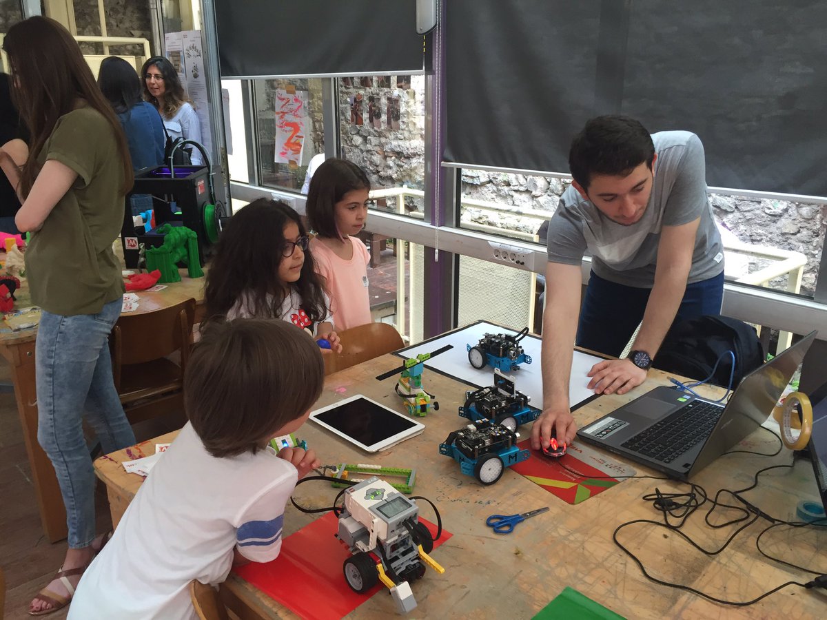_zeynepkaymaz's tweet photo. @ielev Maker Fest'te minik öğrencilerimiz de birbirinden keyifli etkinliklere katıldılar #ielevmaker @merihbanu @emrah1101 @MakerCocuk https://t.co/eYWkKWtPnP