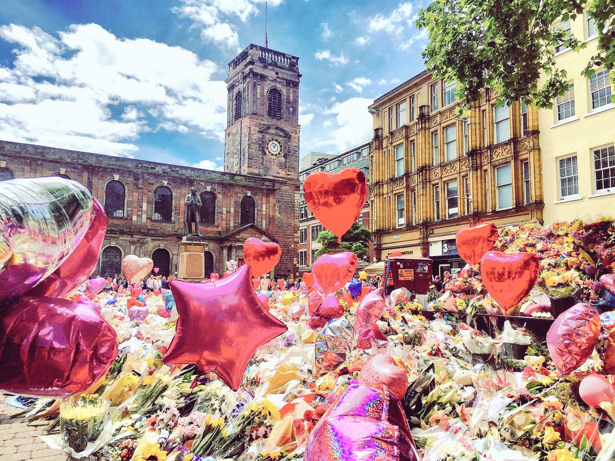 FrankieJGrande's tweet photo. ❤️🇬🇧🙏 #OneLoveManchester https://t.co/S3ZpIXFcdm https://t.co/qxNZscycPO