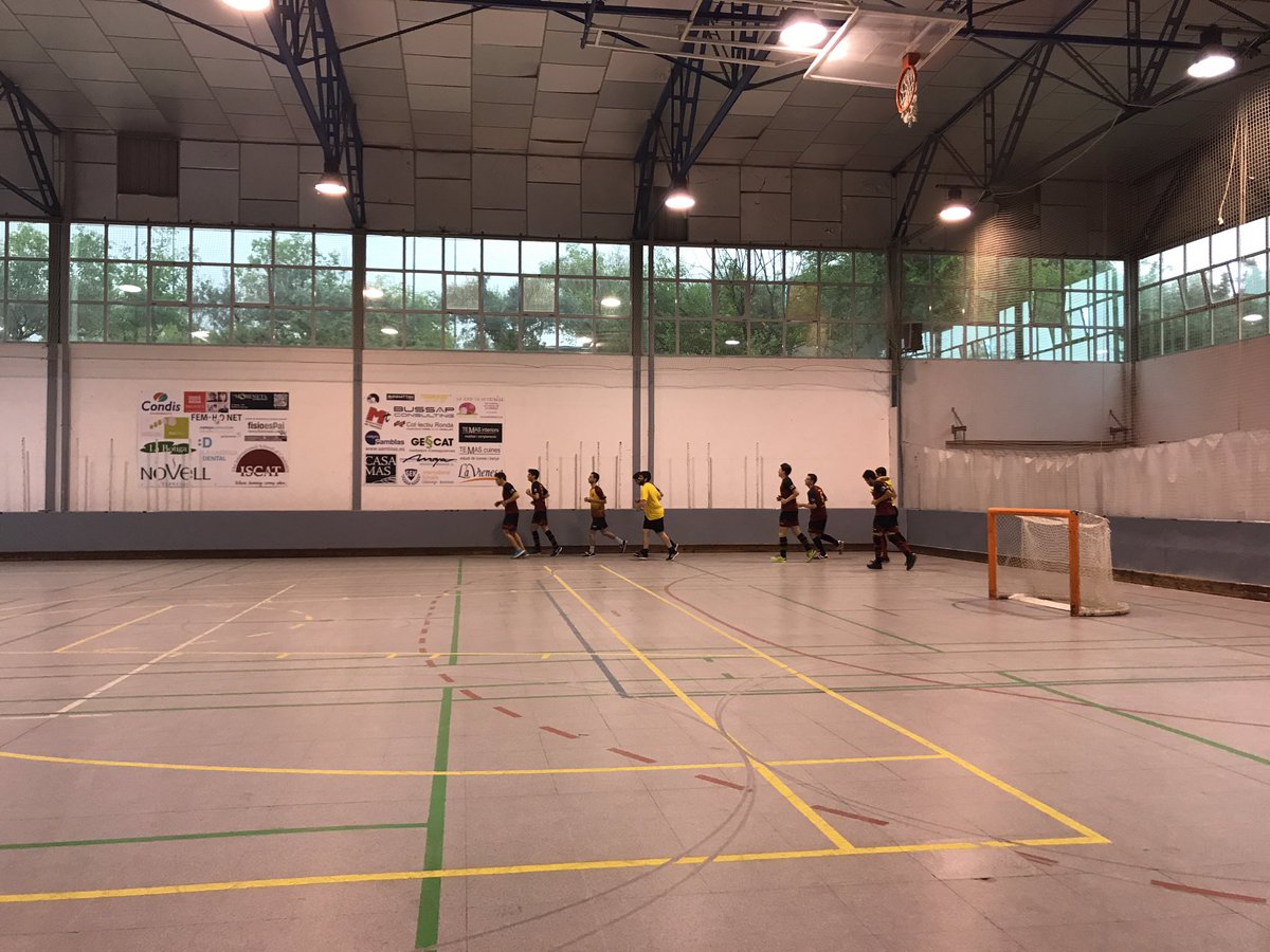hc_castellar's tweet photo. El Primera escalfan a la pista de UE La Garriga per conseguir la permanència #somi #podeu @lactual @LEsportiu https://t.co/SRcp1bnAtx