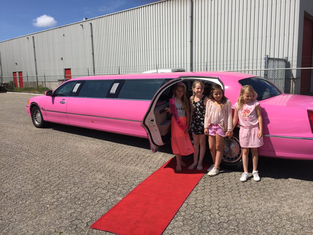 Limonodignl's tweet photo. #kinderfeestje van #Laren naar #Uitgeest met de #rozelimo #kidsbeatyspa @UitgeestNL @GooiNieuws https://t.co/IjcbSlPua6