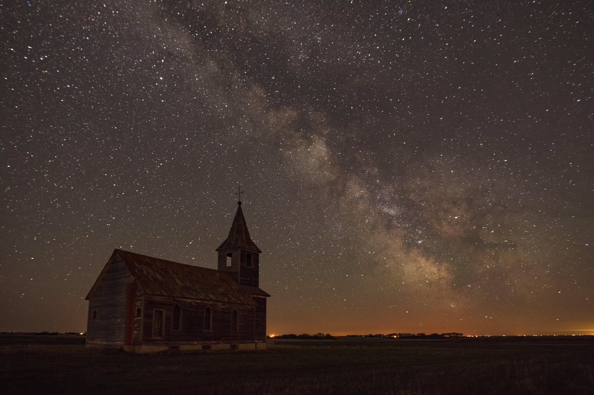 Darcy_Conn's tweet photo. Milky Way over an abandoned church in the Saskatchewan night sky. StormHour @GlobalRegina @ctvregina @CBCSask #ExploreSask https://t.co/9KDt4nSJqr