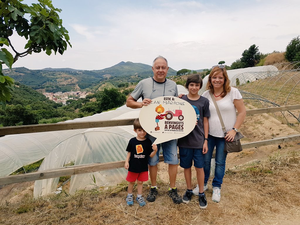 martarubru's tweet photo. Hem après un munt a #BenvingutsaPages17 amb la visita a #Canmarpons i a @Talcomraja #km0 #maduixes #microceller #vinatural #Maresme https://t.co/If8Uuvi2aV