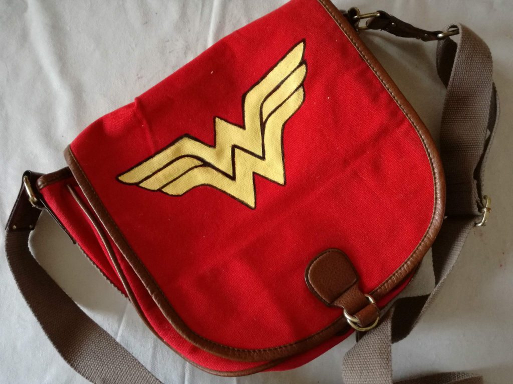 Borsa ispirata a Wonder Woman sirenamancata.com/2017/06/04/won…