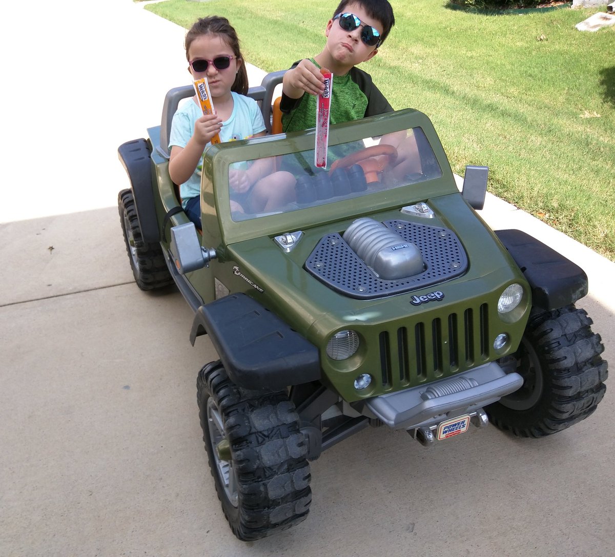 Cool kids having a popsicle and dreaming of the beach🏖️🤣