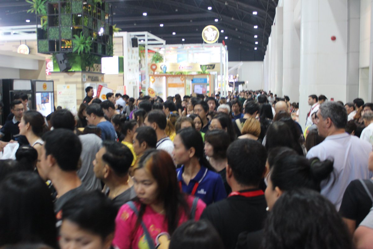 Phet_srp's tweet photo. นี่คือจำนวนคนที่ไปร่วมงาน #thaifex2017 วันสุดท้าย ที่อิมแพค ชาเลนเจอร์ เมืองทองธานี ซึ่งตรงกับวันนี้ คือคนเยอะและแน่นหนามาก https://t.co/xqeViaWbMU