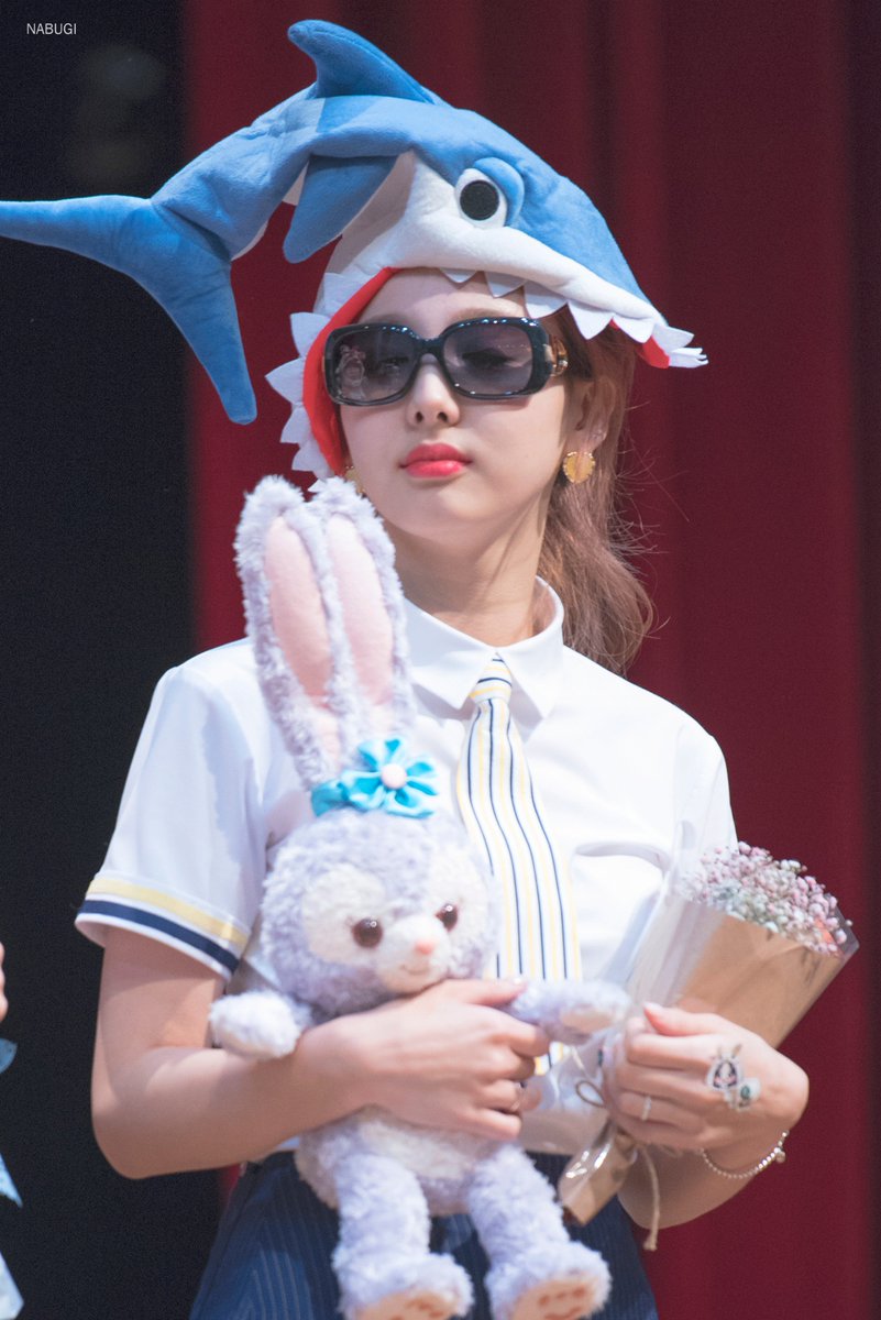 nabugi922's tweet photo. 170604 노량진팬싸 
  패션여왕이야! 😎🐰🦈
#TWICE #트와이스 #나연 #nayeon https://t.co/xZaq6pC8QQ