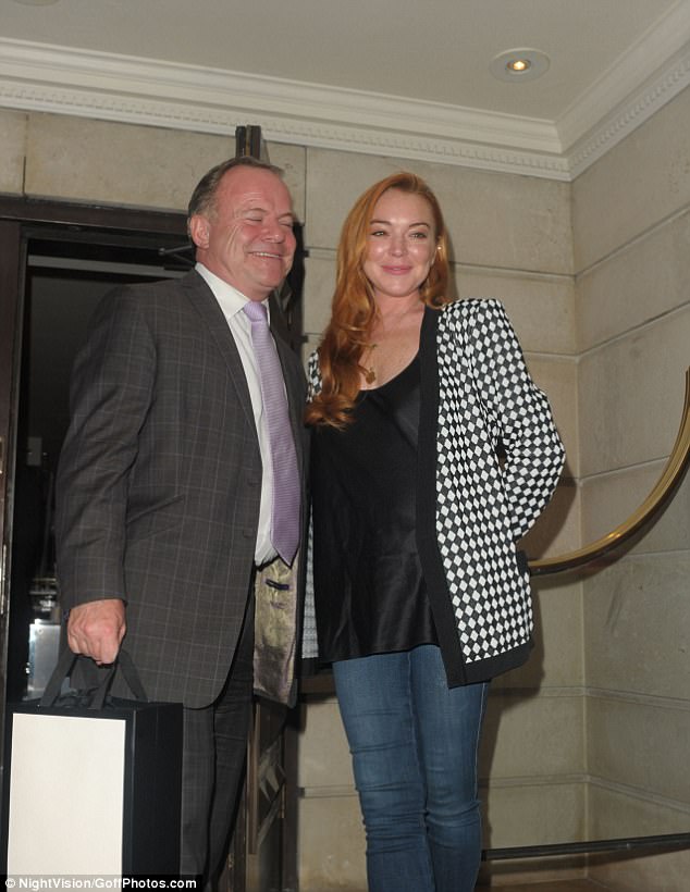lohancrew's tweet photo. NEW UPDATE : Lindsay Lohan Out And About In London  https://t.co/hUoP37bbnm https://t.co/uO90RyK8Nl