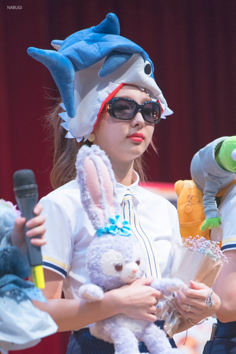 nabugi922's tweet photo. 170604 노량진팬싸 
  패션여왕이야! 😎🐰🦈
#TWICE #트와이스 #나연 #nayeon https://t.co/xZaq6pC8QQ