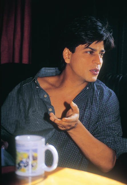 SRKUniverse's tweet photo. #SRKinterview: @iamsrk gets candid talking abt food habit in this interview with UpperCrust magazine,April-June 2002
https://t.co/c7TbAIsDNt https://t.co/Nv0ER0an5L