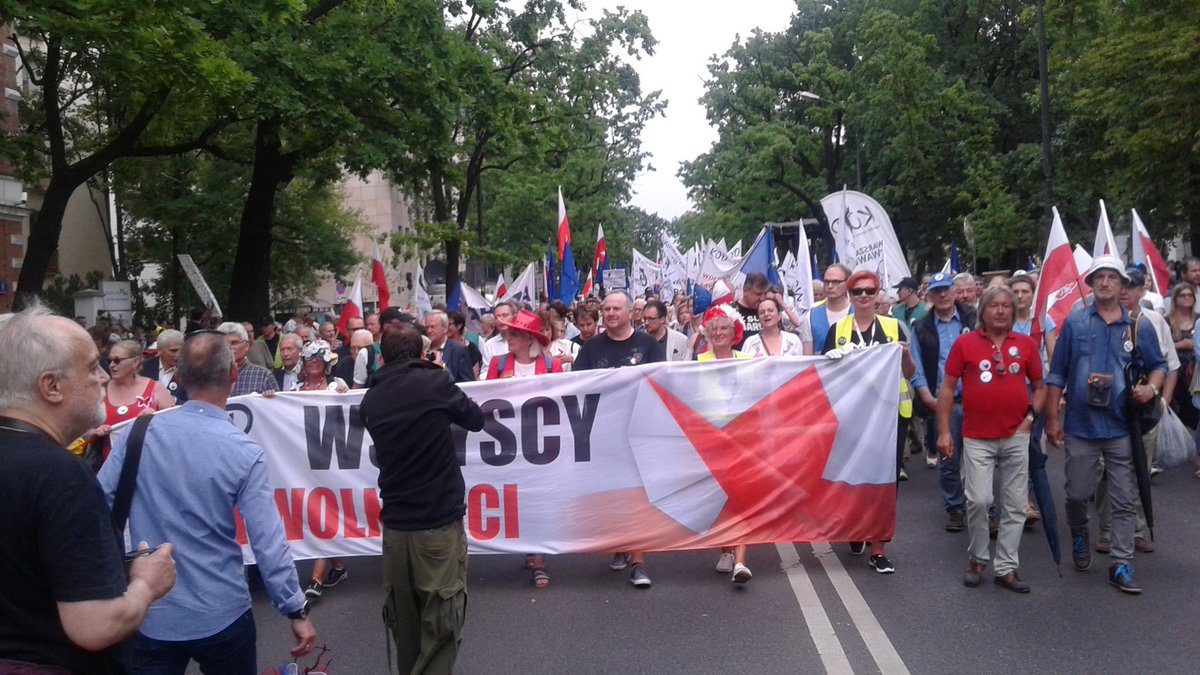 Kom_Obr_Dem_Int's tweet photo. #KOD #All4Freedom march, Warsaw https://t.co/EwOhgRKRPt