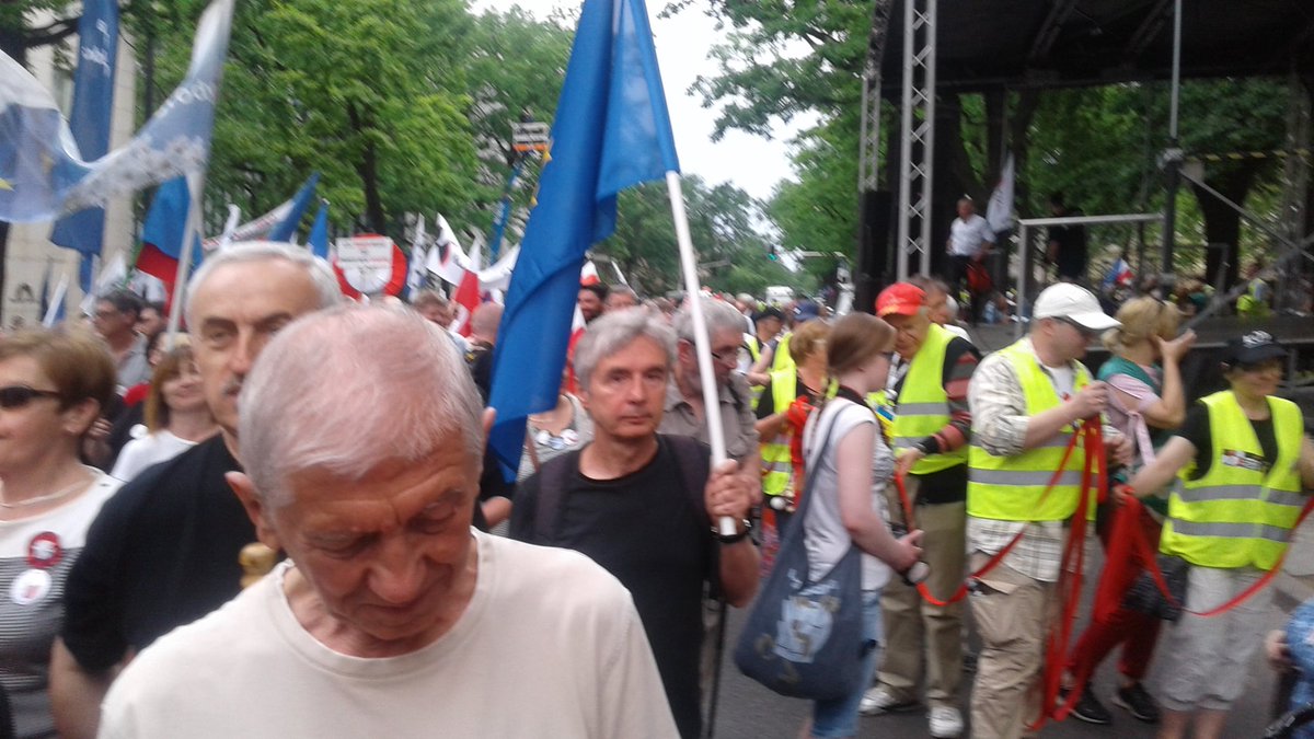 Kom_Obr_Dem_Int's tweet photo. #KOD #All4Freedom demo, Warsaw
The march towards Constitution Square has started https://t.co/w6Ce2jbfN6