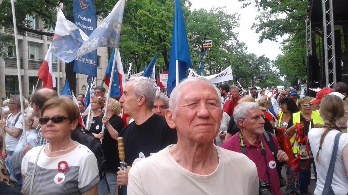 Kom_Obr_Dem_Int's tweet photo. #KOD #All4Freedom demo, Warsaw
The march towards Constitution Square has started https://t.co/w6Ce2jbfN6