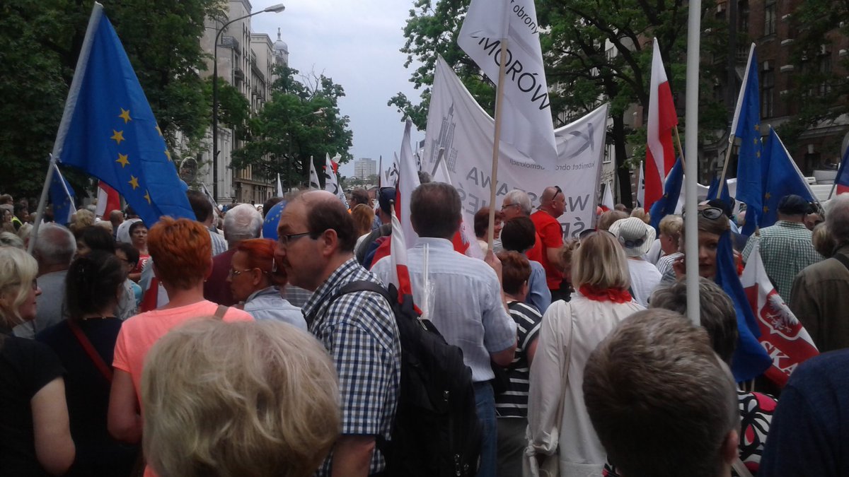 Kom_Obr_Dem_Int's tweet photo. #KOD #All4Freedom demo, Warsaw
The march towards Constitution Square has started https://t.co/w6Ce2jbfN6