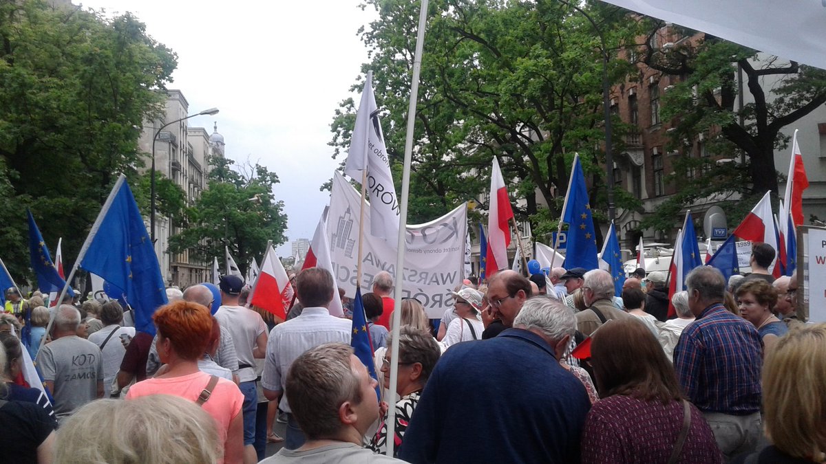 Kom_Obr_Dem_Int's tweet photo. #KOD #All4Freedom demo, Warsaw
The march towards Constitution Square has started https://t.co/w6Ce2jbfN6
