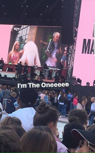 Emily_Biebs012's tweet photo. Algunas fans ya comenzaron a entrar al escenario💖
#OneLoveManchester https://t.co/AUcKb2Wj99