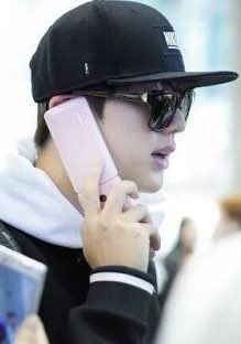 minsterranda's tweet photo. i love how this man chooses his pink flip phone over expensive one #worldwidehandsome  #2017BTSFESTA https://t.co/pheTfkgM5q