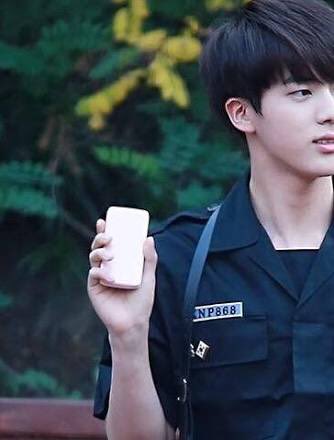minsterranda's tweet photo. i love how this man chooses his pink flip phone over expensive one #worldwidehandsome  #2017BTSFESTA https://t.co/pheTfkgM5q