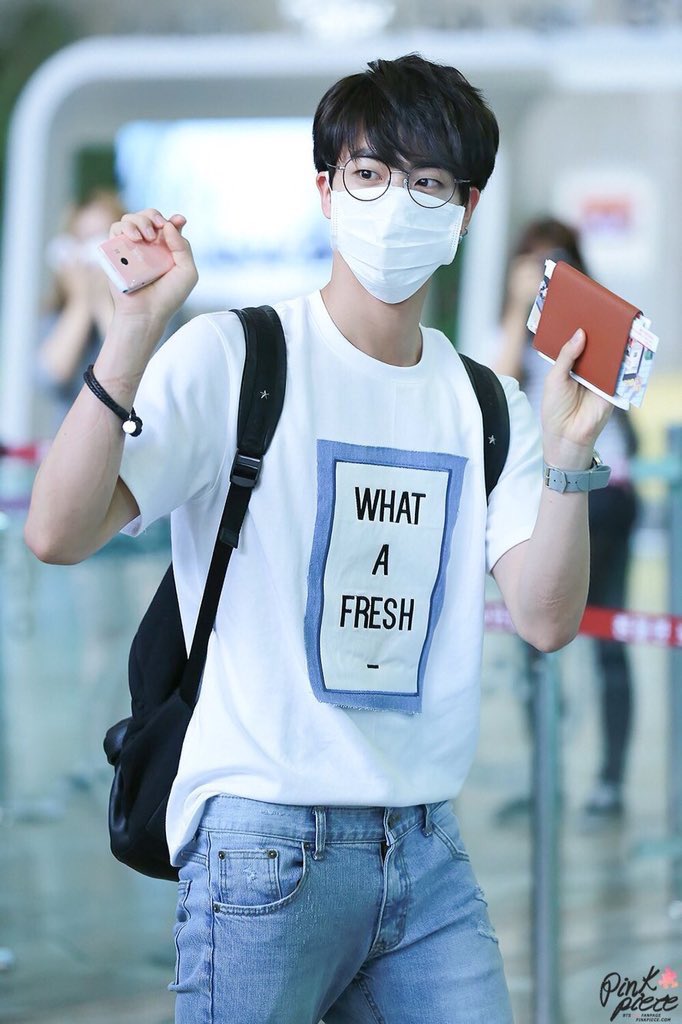 minsterranda's tweet photo. i love how this man chooses his pink flip phone over expensive one #worldwidehandsome  #2017BTSFESTA https://t.co/pheTfkgM5q