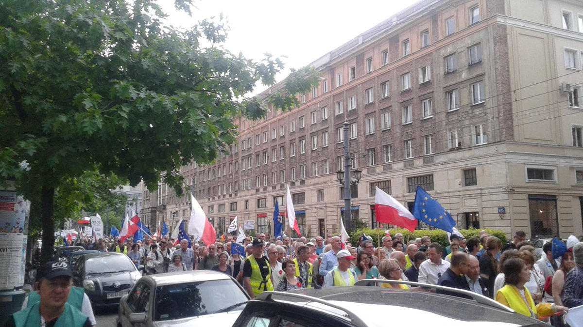 Kom_Obr_Dem_Int's tweet photo. #KOD #All4Freedom march, Warsaw https://t.co/eUiWsLrdby