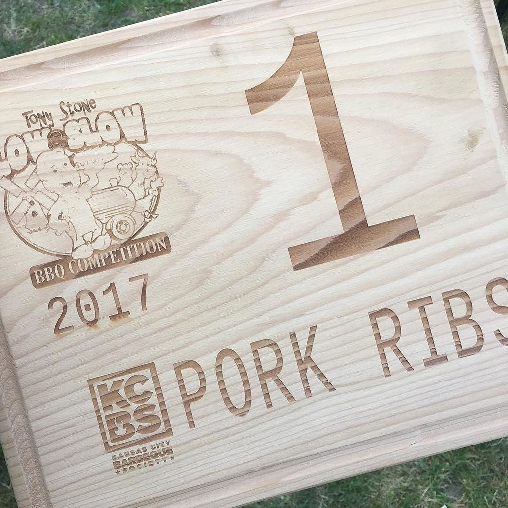 SeaSideSmokers's tweet photo. 🏆 first in ribs 🎉🎉🎉
#tonystone2017 #tonystonelowandslowbbqcompetition #bbq #bbqnl #barbecue #barbeque #barbq #barb… https://t.co/6X1HG0lglv https://t.co/sk9DzniST6