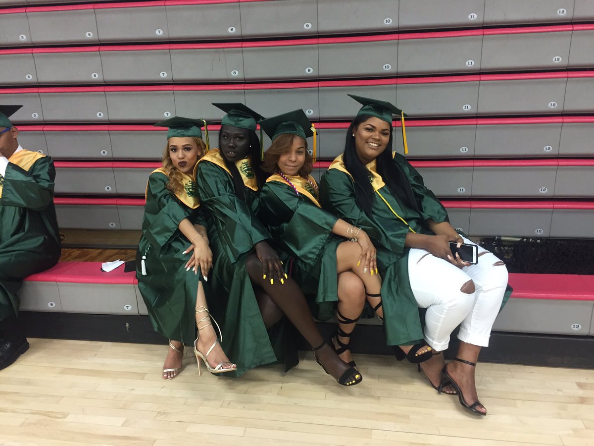 SudaneseShawtyy's tweet photo. I made it 👩🏿‍🎓🎉❤️🤞🏾The start to a new beginning #FSW21 💪🏾🏀 https://t.co/zpqboM17va