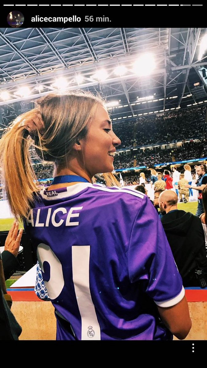 FAMILIA | <a href="/AliceCampello/">Alice Campello</a> con la medalla de su prometido Morata.