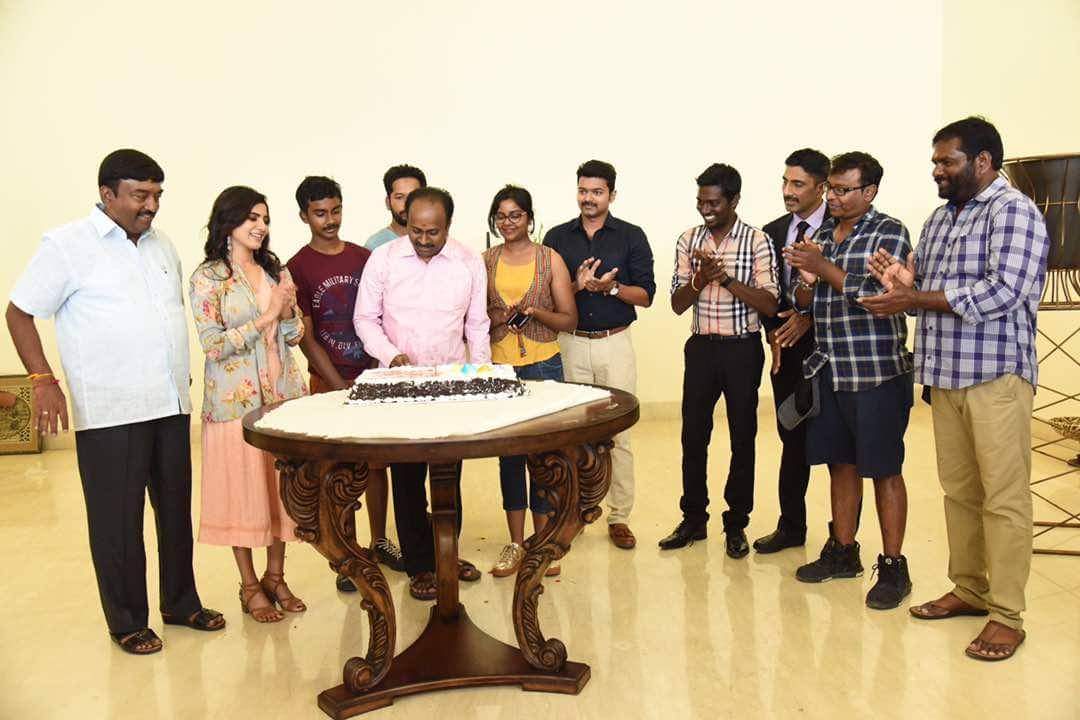 cinibeats1's tweet photo. #Vijay61 Producer' S birthday celebration..🎂🎂🎂🎂💐💐💐👌👌👍👍 @actorvijay @Atlee_dir @Samanthaprabhu2 https://t.co/Ho5tRJ7YyN
