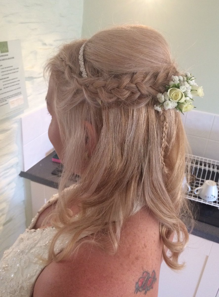 Gorgeous_B_Hair's tweet photo. The gorgeous bride ❤️congratulations Kate, you looked absolutely stunning. #cornwall #themillhouseinn #wedding #halfup #curls #braids https://t.co/PFZA36e3kC
