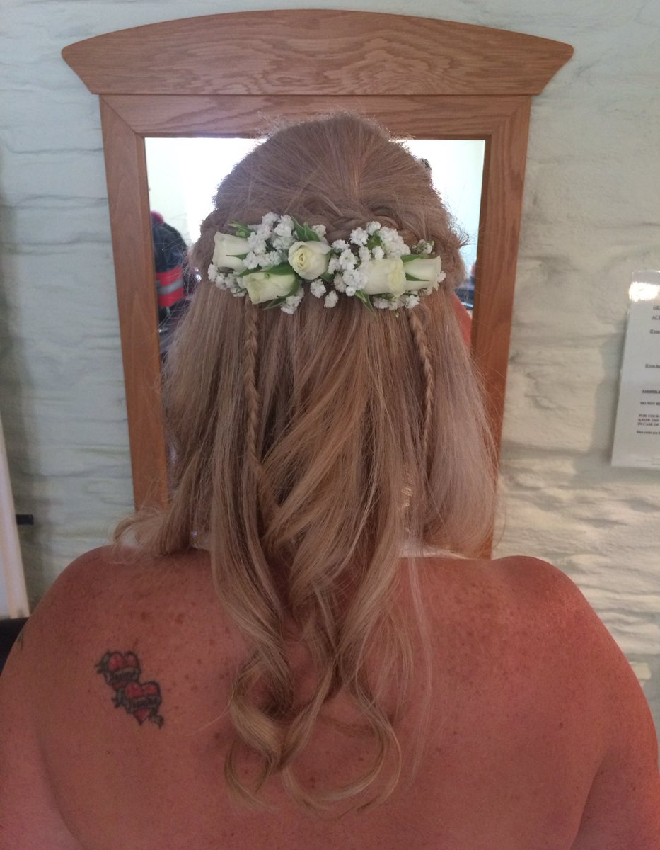 Gorgeous_B_Hair's tweet photo. The gorgeous bride ❤️congratulations Kate, you looked absolutely stunning. #cornwall #themillhouseinn #wedding #halfup #curls #braids https://t.co/PFZA36e3kC